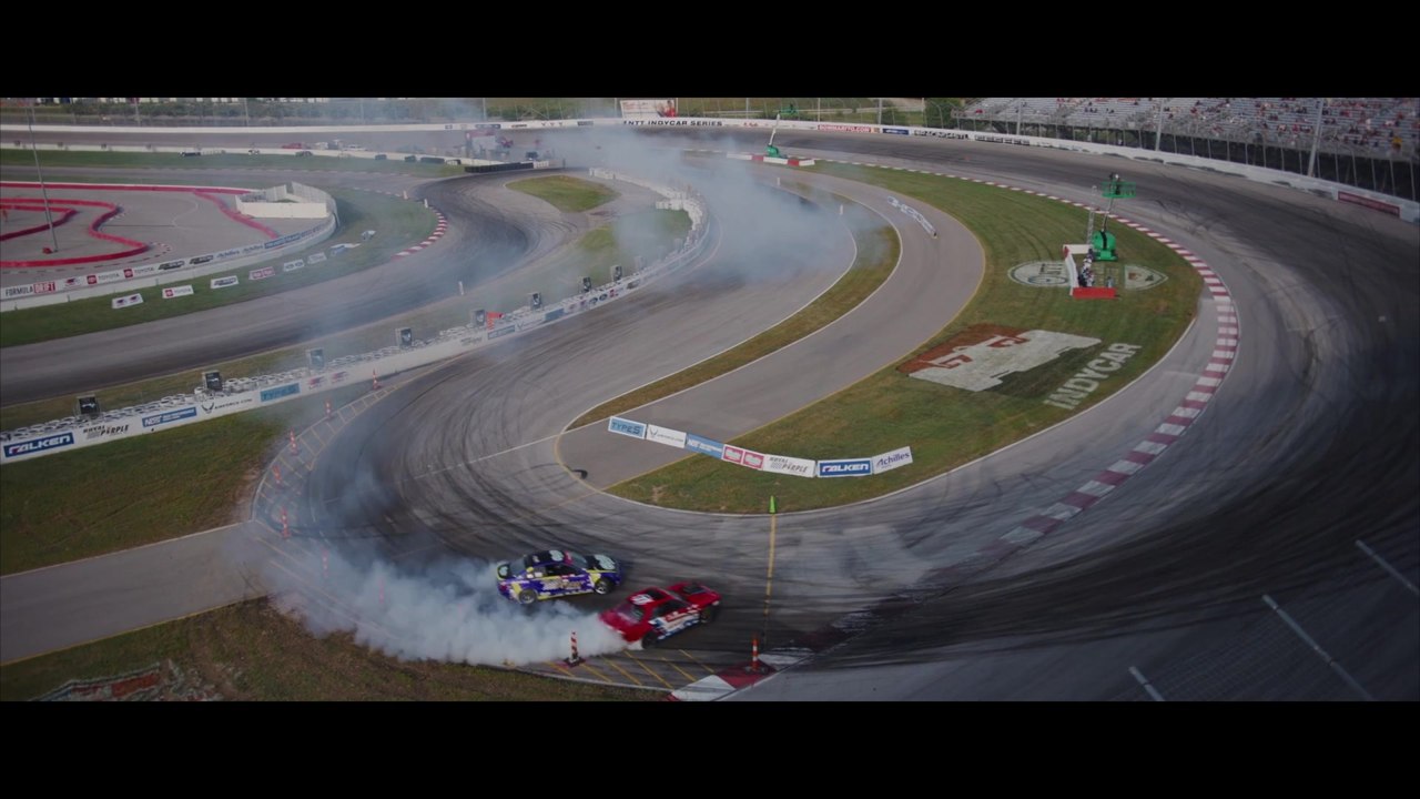 Samochody podczas driftu na torze.